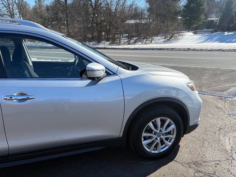 Used 2017 Nissan Rogue SV w/ SV Premium Package image 5