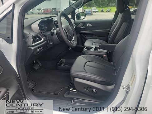 New 2027 Chrysler Pacifica Select FWD image 10