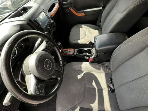 Used 2015 Jeep Wrangler Unlimited Rubicon w/ Connectivity Group image 15