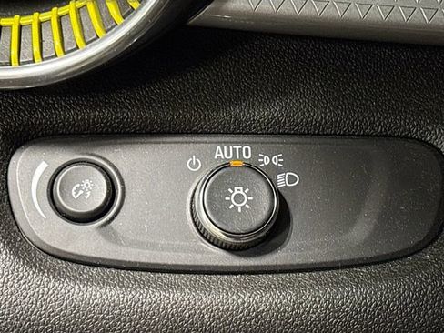 Used 2024 Chevrolet Trax LT w/ LT Convenience Package FWD image 12