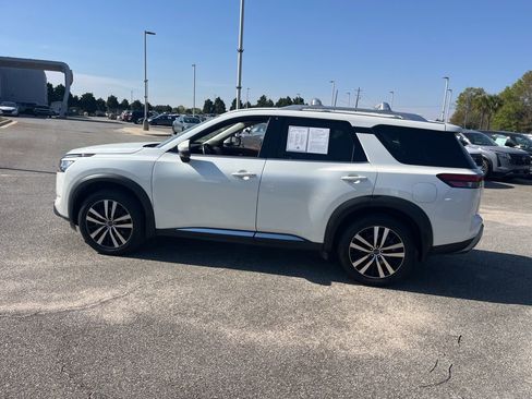 Used 2023 Nissan Pathfinder Platinum w/ Black Appearance Package image 4