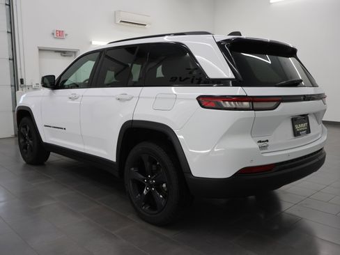 Used 2023 Jeep Grand Cherokee Altitude AWD/4WD image 5