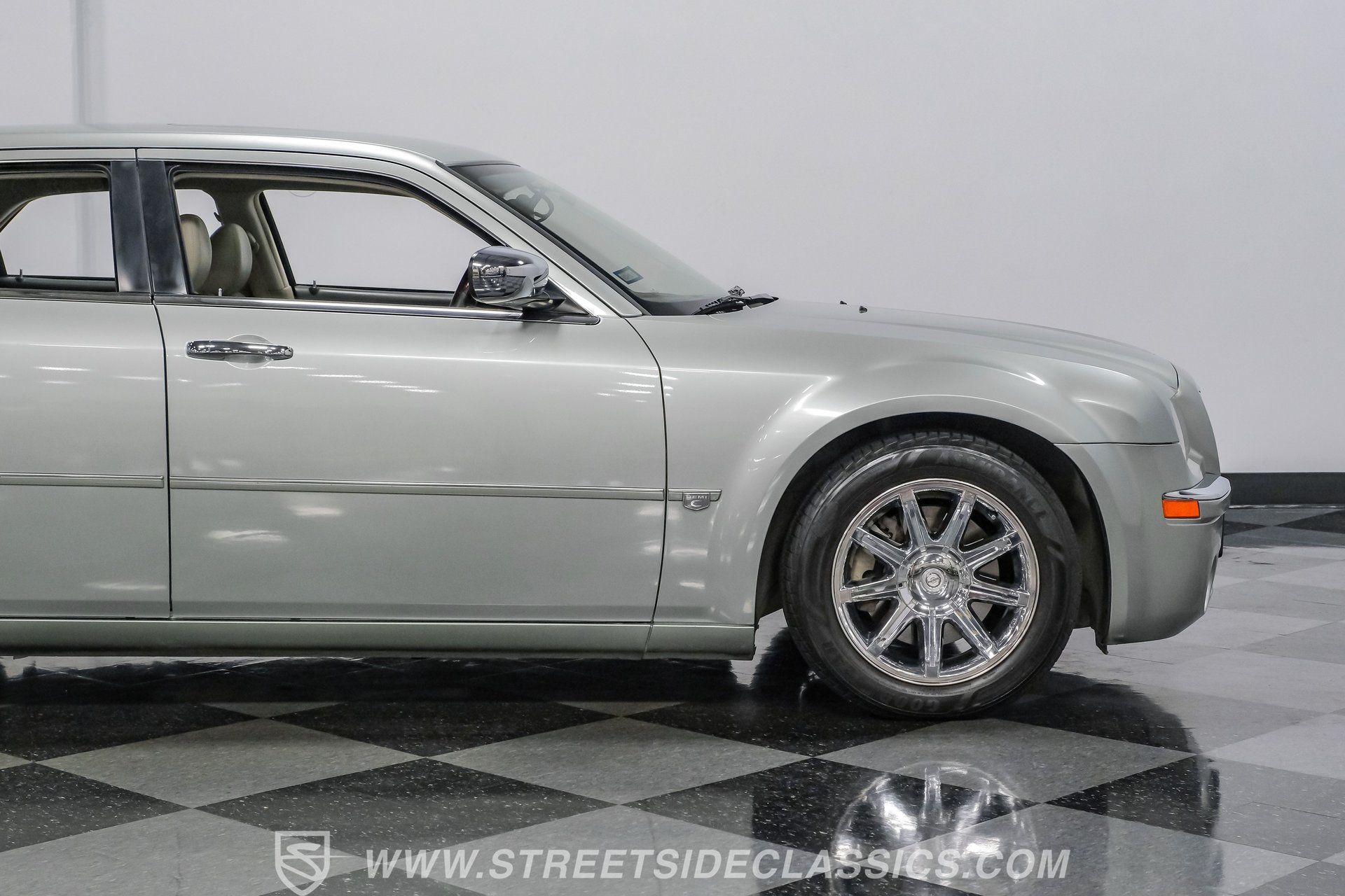 Used 2005 Chrysler 300 C w/ Navigation & Sound Group II RWD image 30