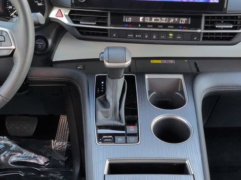 Used 2025 Toyota Sienna XLE FWD image 19