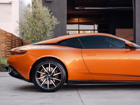 Used 2018 Aston Martin DB11 Coupe image 18