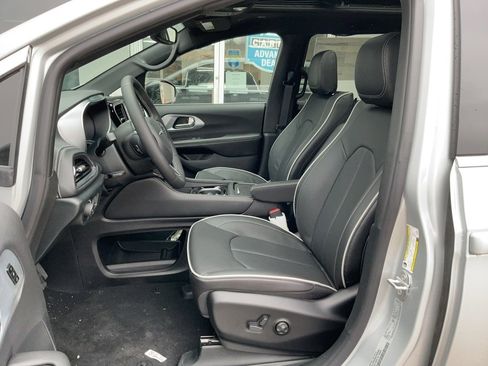 New 2026 Chrysler Pacifica Limited image 8