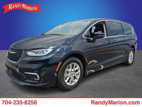 Used 2024 Chrysler Pacifica Touring-L FWD image 1