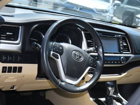 Used 2019 Toyota Highlander XLE FWD image 9