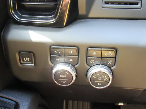 Used 2025 GMC Sierra 2500 AT4 AWD/4WD image 25