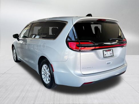 Used 2023 Chrysler Pacifica Touring FWD image 8