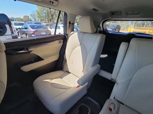Used 2020 Toyota Highlander Limited image 4