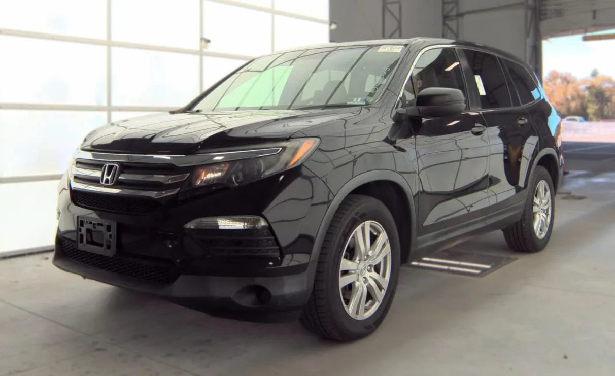 Used 2017 Honda Pilot LX image 1