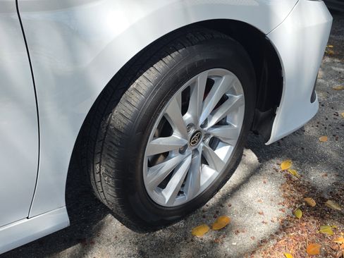 Used 2021 Toyota Camry LE image 9