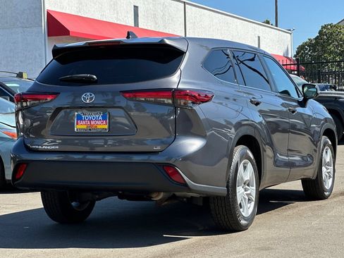 Used 2023 Toyota Highlander LE FWD image 4