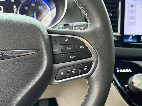 Used 2022 Chrysler Pacifica Touring-L FWD image 27