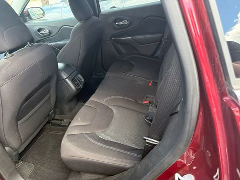 Used 2019 Jeep Cherokee Latitude w/ Popular Appearance Group FWD image 8