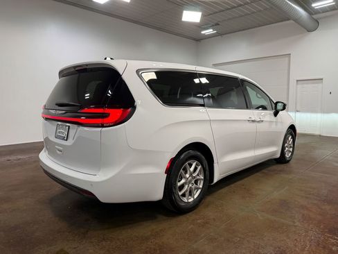 Used 2024 Chrysler Pacifica Touring-L image 34