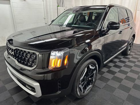 Used 2024 Kia Telluride EX w/ EX Captain's Chair Package AWD/4WD image 4