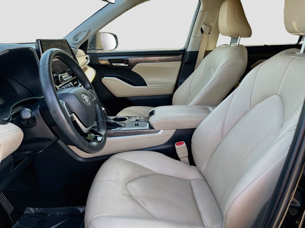 Used 2024 Toyota Highlander Limited FWD image 20