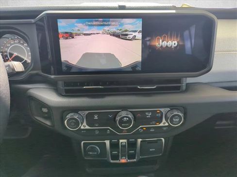 Certified 2025 Jeep Gladiator Sport AWD/4WD image 14