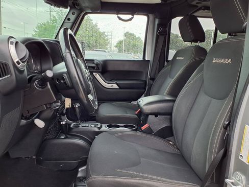 Used 2016 Jeep Wrangler Unlimited Sahara w/ Connectivity Group AWD/4WD image 15