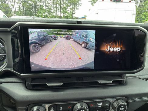 Used 2025 Jeep Wrangler Unlimited Sahara AWD/4WD image 32