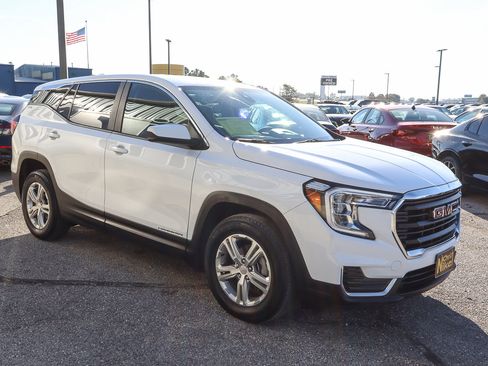 Used 2024 GMC Terrain SLE image 3