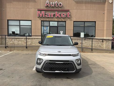 Used 2021 Kia Soul LX FWD image 2