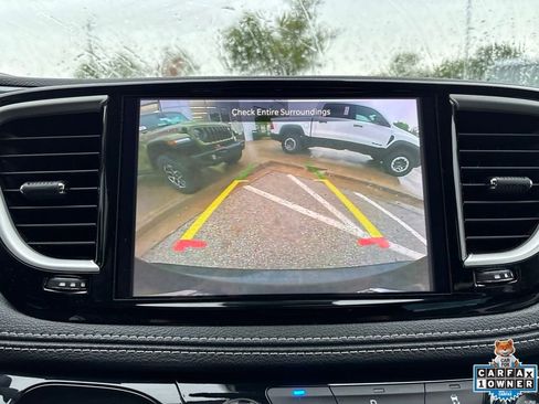 Used 2023 Chrysler Pacifica Touring-L FWD image 57