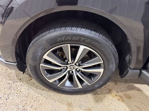Used 2021 Toyota Venza LE w/ Carpet Mat Package (TMS) AWD/4WD image 30