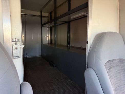 Used 2005 Ford E-350 and Econoline 350 Super Duty RWD image 38