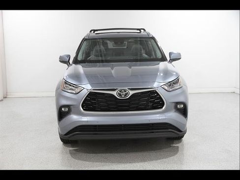 Used 2023 Toyota Highlander Limited AWD/4WD image 2
