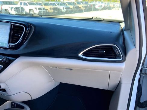 Used 2023 Chrysler Pacifica Touring-L image 17