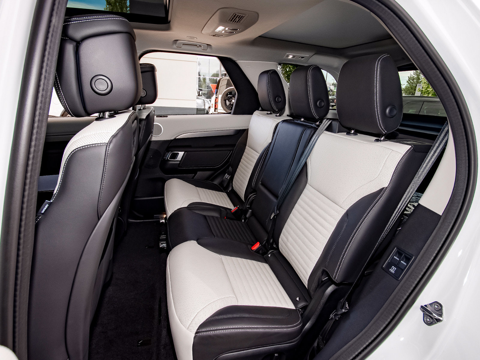 New 2026 Land Rover Discovery Limited Edition AWD/4WD image 44