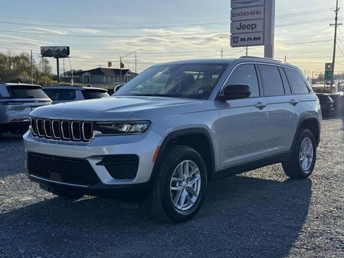 New 2025 Jeep Grand Cherokee Laredo X w/ Luxury Tech Group I AWD/4WD image 23