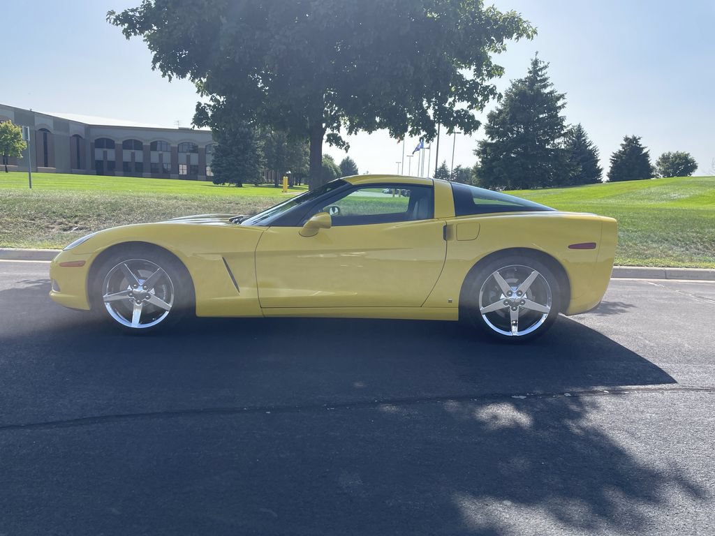 Used 2007 Chevrolet Corvette Coupe w/ Preferred Equipment Group RWD image 2