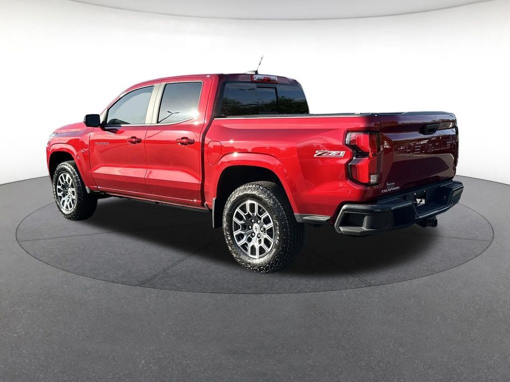 Used 2025 Chevrolet Colorado Z71 w/ Technology Package AWD/4WD image 3