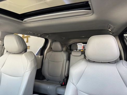Used 2024 Toyota Sienna XLE w/ XLE Plus Package FWD image 21