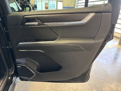 Used 2025 GMC Acadia Elevation image 31