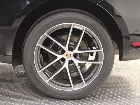 Certified 2022 Porsche Macan AWD/4WD image 18