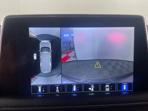 Used 2022 GMC Yukon XL SLT w/ SLT Premium Package image 20