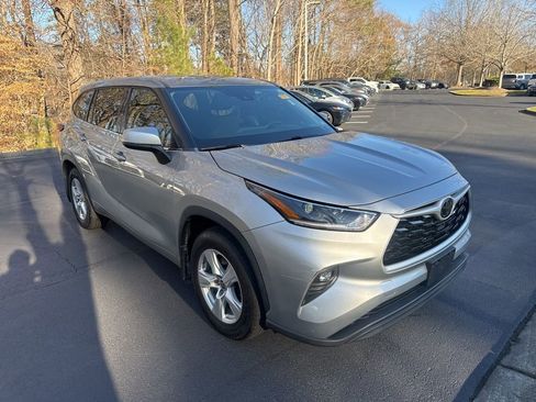 Used 2021 Toyota Highlander LE image 1