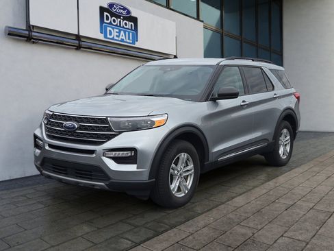 Used 2023 Ford Explorer XLT w/ Equipment Group 202A image 3