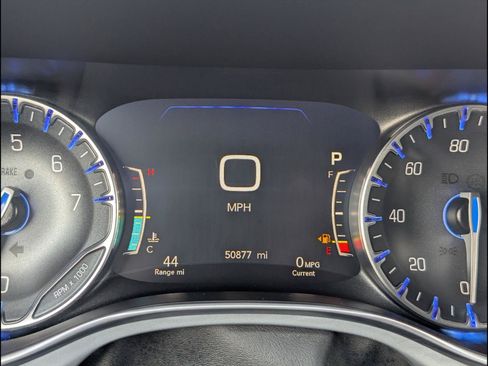 Used 2025 Chrysler Pacifica Limited FWD image 9