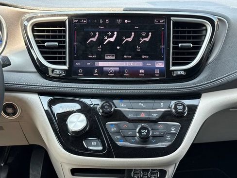 Used 2023 Chrysler Pacifica Touring-L FWD image 10