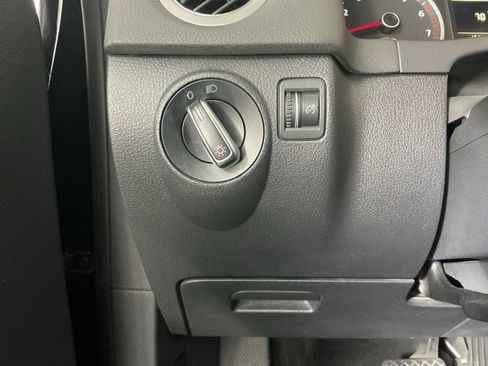 Used 2011 Volkswagen Tiguan S image 17