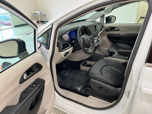 Used 2024 Chrysler Pacifica Touring-L FWD image 19