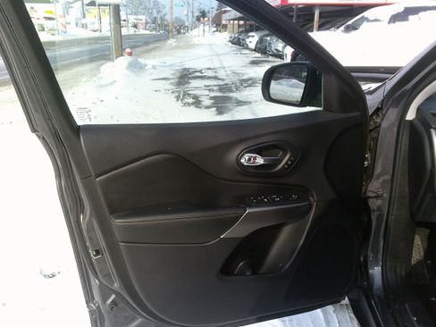 Used 2019 Jeep Cherokee Limited image 15