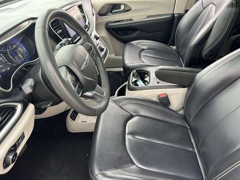 Used 2023 Chrysler Pacifica Touring-L FWD image 27
