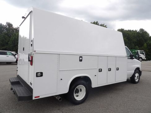 Used 2024 Ford E-350 and Econoline 350 Super Duty w/ Driver's Safety Package RWD image 9